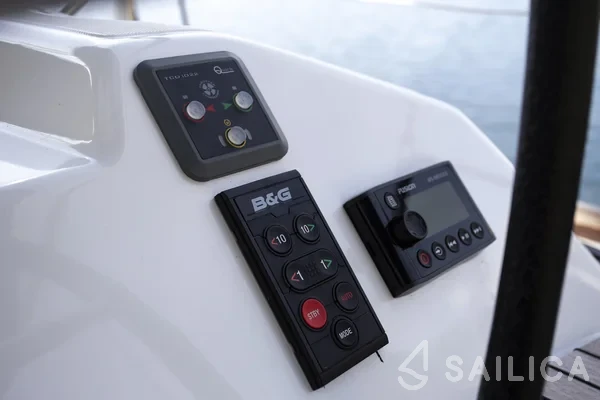 Dufour 520 GL - Yacht Charter Sailica