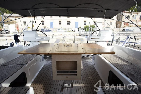 Dufour 520 GL - Yacht Charter Sailica