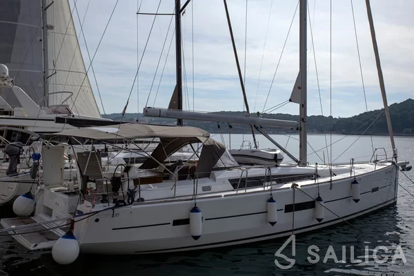 Dufour 520 GL - Yacht Charter Sailica