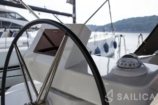 Dufour 520 GL - Yacht Charter Sailica