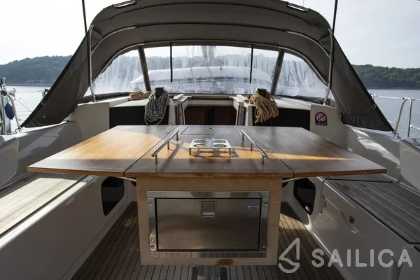Dufour 520 GL - Yacht Charter Sailica