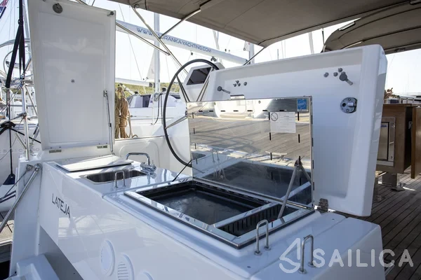 Dufour 520 GL - Yacht Charter Sailica