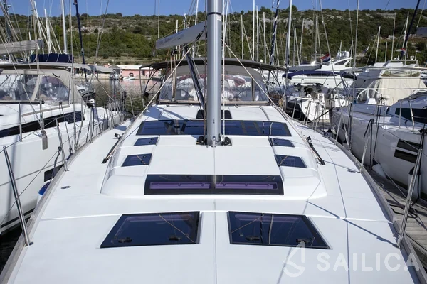 Dufour 520 GL - Yacht Charter Sailica