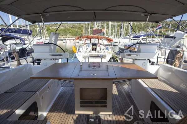 Dufour 520 GL - Yacht Charter Sailica