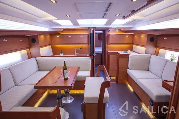 Dufour 520 GL - Yacht Charter Sailica