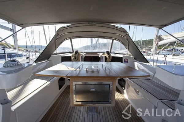 Dufour 520 GL - Yacht Charter Sailica