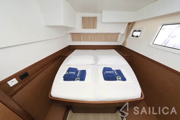 Lagoon 42 - Yacht Charter Sailica
