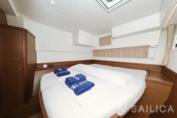 Lagoon 42 - Yacht Charter Sailica