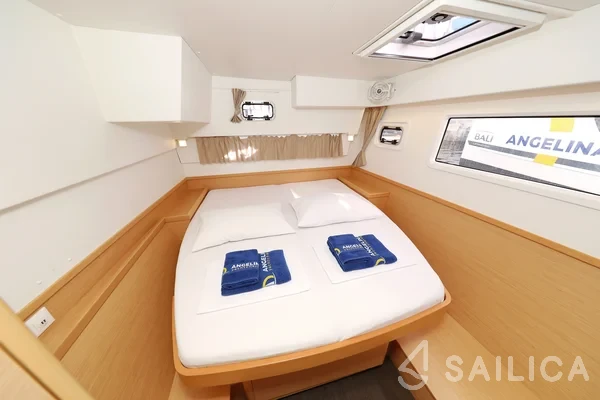 Lagoon 42 - Yacht Charter Sailica