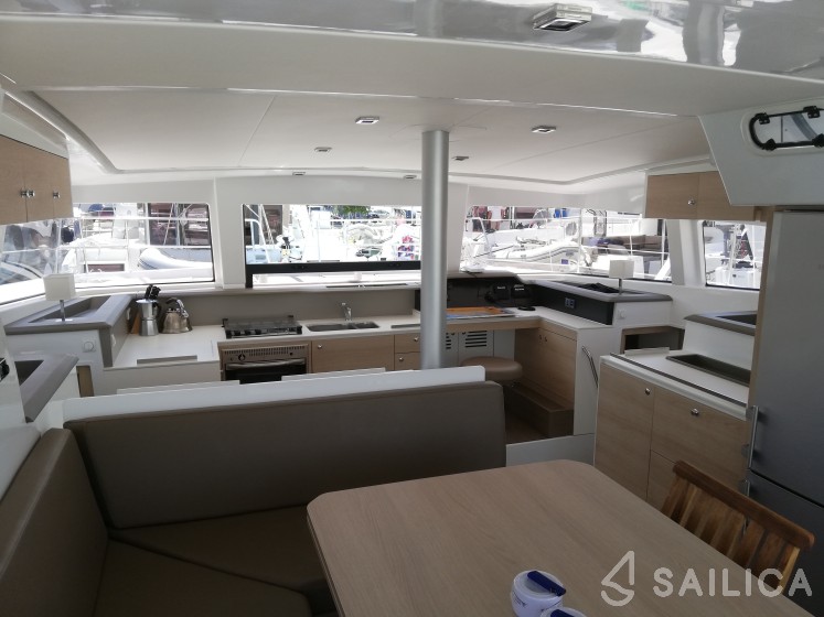 Bali 4.1 - Yacht Charter Sailica