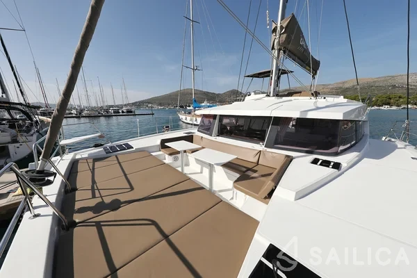 Bali 4.1 - Yacht Charter Sailica