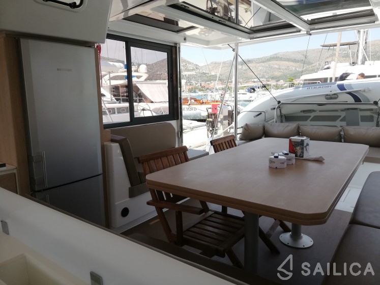 Bali 4.1 - Yacht Charter Sailica