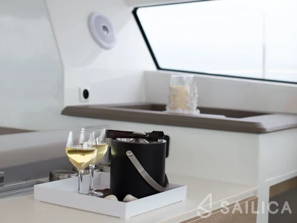 Bali 4.1 - Yacht Charter Sailica