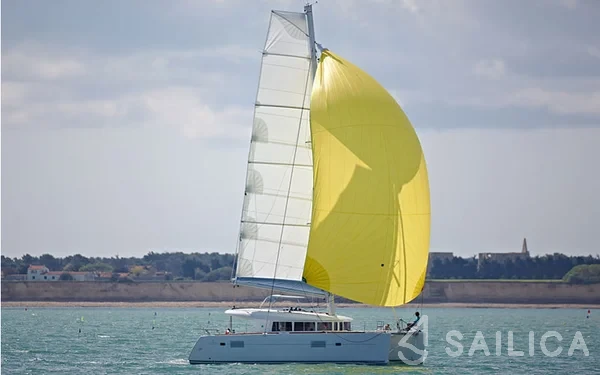 Lagoon 400 - Yacht Charter Sailica