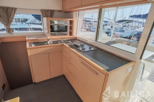 Lagoon 400 - Yacht Charter Sailica
