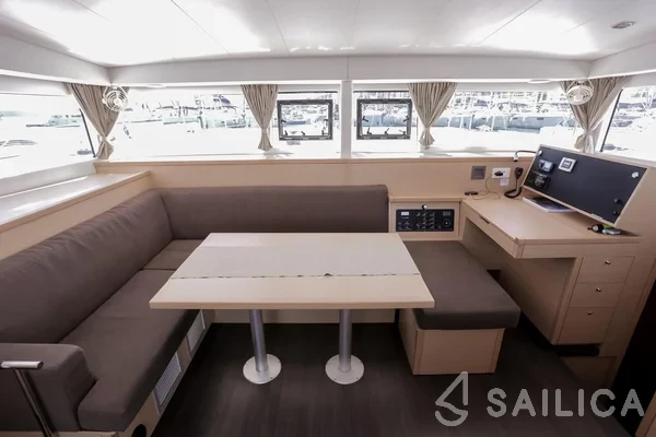Lagoon 400 - Yacht Charter Sailica