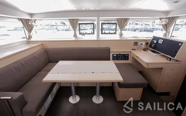Lagoon 400 - Yacht Charter Sailica