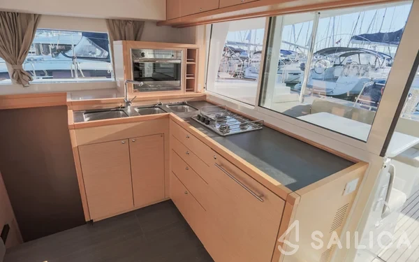 Lagoon 400 - Yacht Charter Sailica
