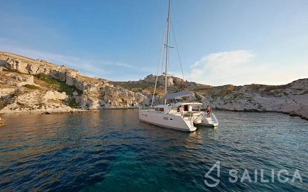 Lagoon 400 - Yacht Charter Sailica