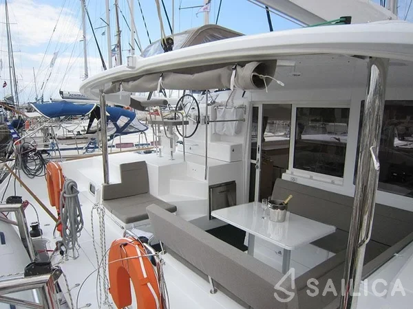 Lagoon 400 - Yacht Charter Sailica