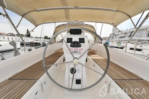 Bavaria 36 Cruiser - Yacht Charter Sailica