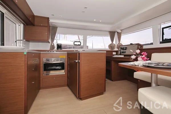 Lagoon 450 S - 4 + 2 cab. - Yacht Charter Sailica