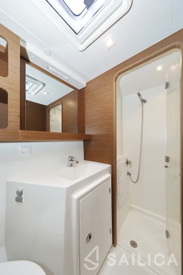 Lagoon 42 - Yacht Charter Sailica