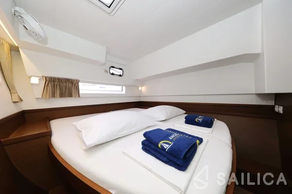 Lagoon 42 - Yacht Charter Sailica