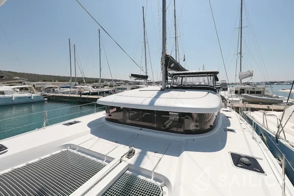Lagoon 42 - Yacht Charter Sailica