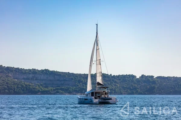 Lagoon 40 - Yacht Charter Sailica
