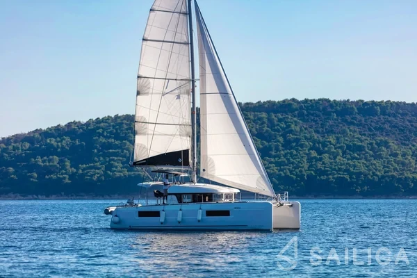 Lagoon 40 - Yacht Charter Sailica