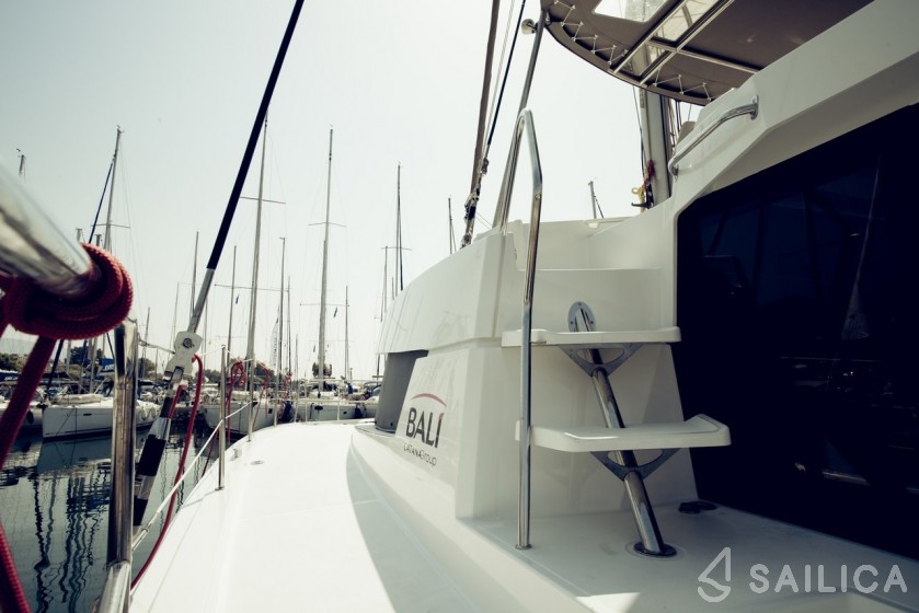 Bali 4.0 - 4 + 2 cab. - Yacht Charter Sailica