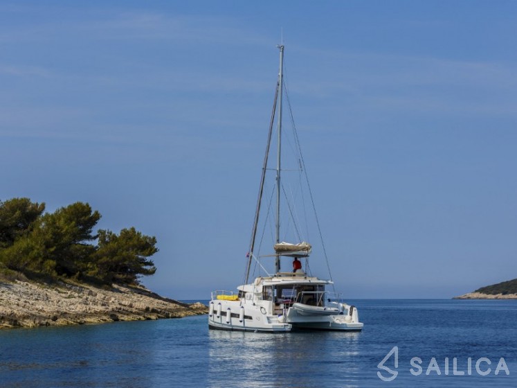 Bali 4.3 - 4 + 2 cab. - Yacht Charter Sailica