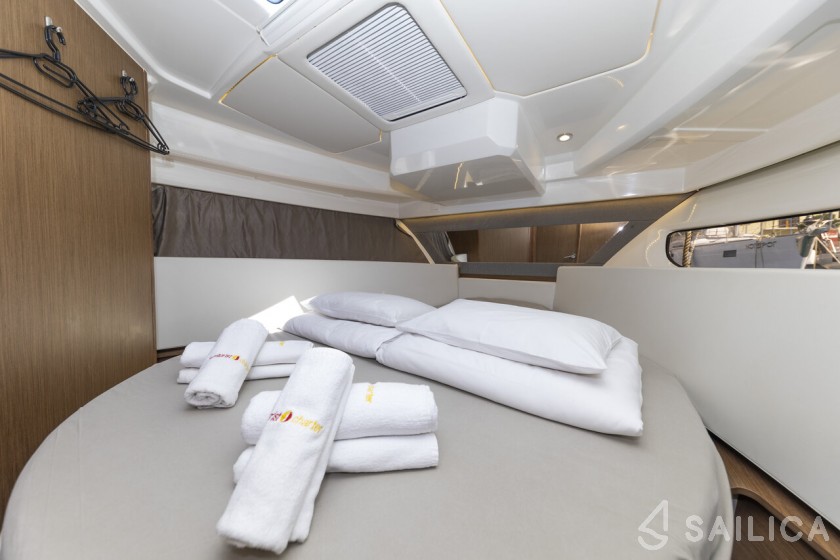 Merry Fisher 1095 - Yacht Charter Sailica