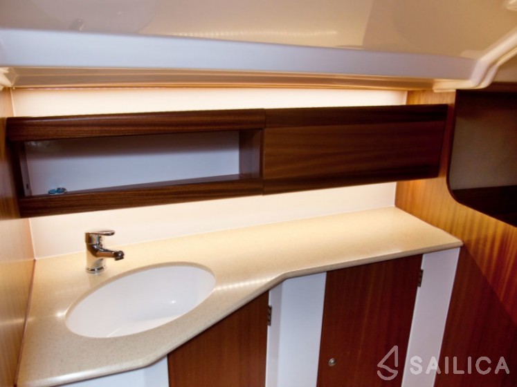 Maxus 26 Prestige - Yacht Charter Sailica