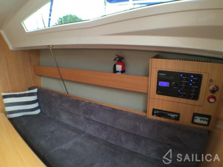 Maxus 26 Prestige - Yacht Charter Sailica
