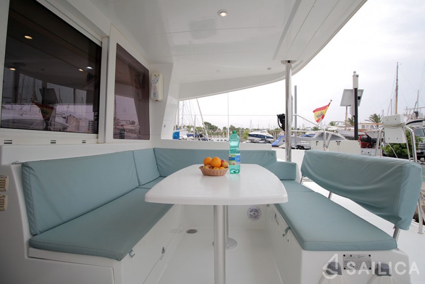 Lagoon 400 - Yacht Charter Sailica