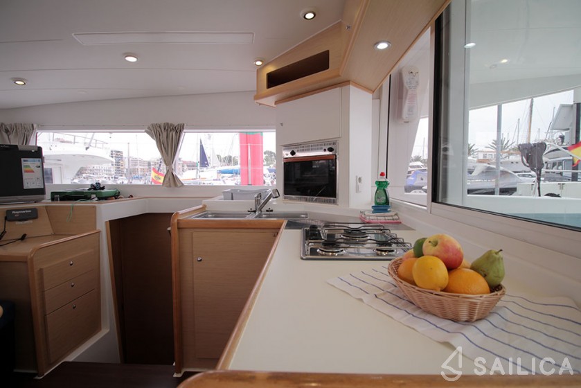 Lagoon 400 - Yacht Charter Sailica
