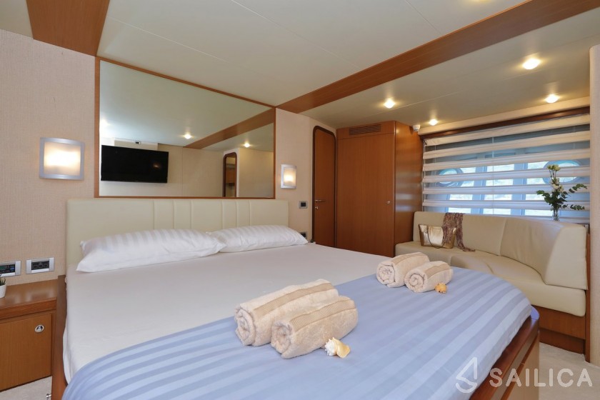 Ferretti 681 - Yacht Charter Sailica