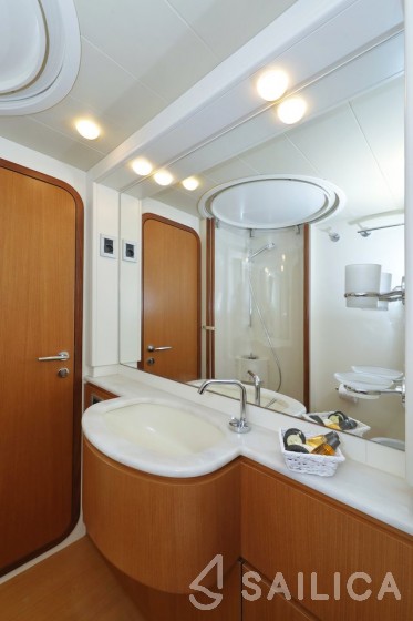 Ferretti 681 - Yacht Charter Sailica