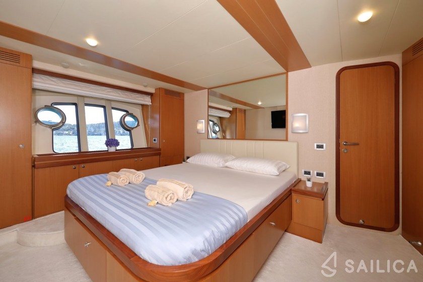 Ferretti 681 - Yacht Charter Sailica