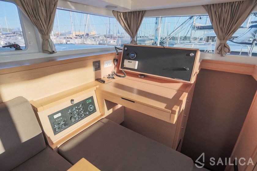 Lagoon 400 S2 - 4 + 2 cab. - Yacht Charter Sailica