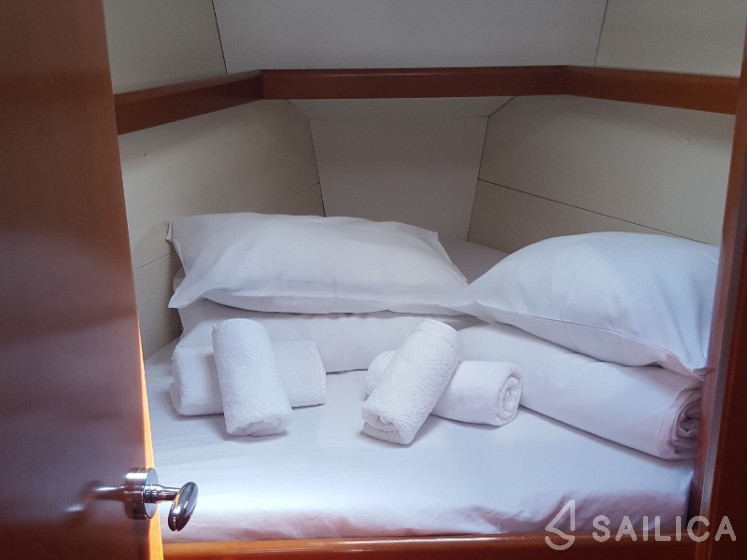 Oceanis 43 - Yacht Charter Sailica