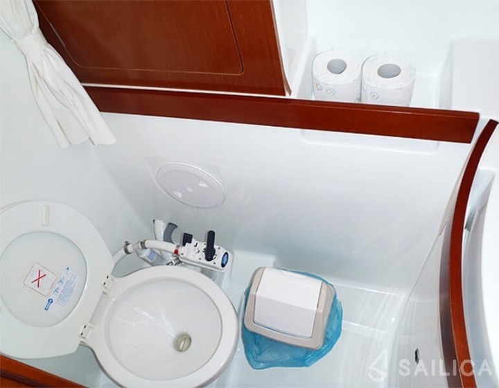 Oceanis 43 - Yacht Charter Sailica