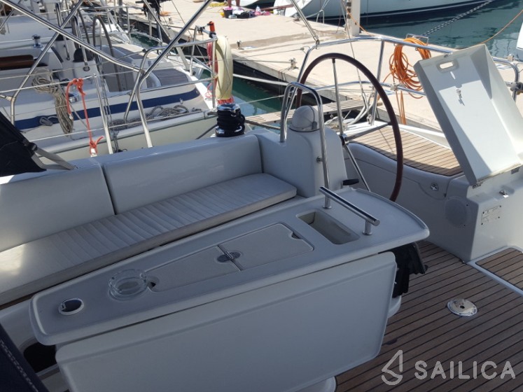 Oceanis 43 - Yacht Charter Sailica