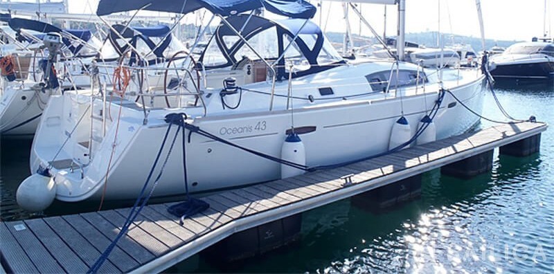 Oceanis 43 - Yacht Charter Sailica