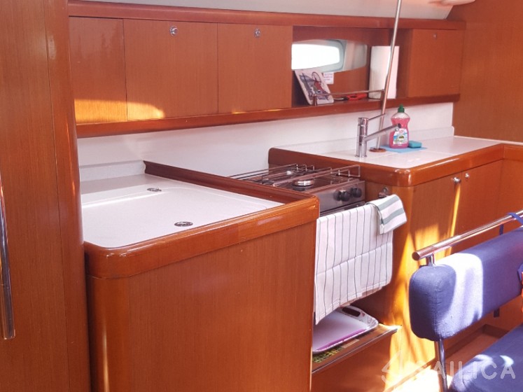 Oceanis 43 - Yacht Charter Sailica