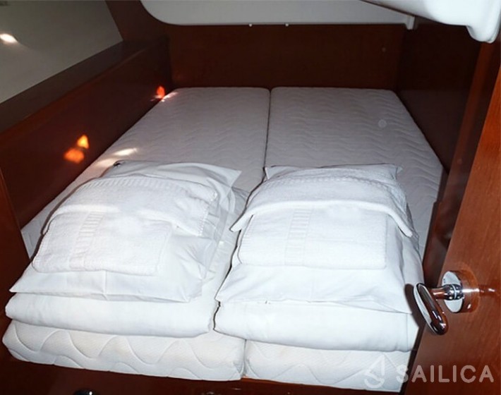 Oceanis 43 - Yacht Charter Sailica