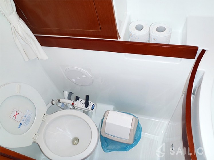 Oceanis 43 - Yacht Charter Sailica