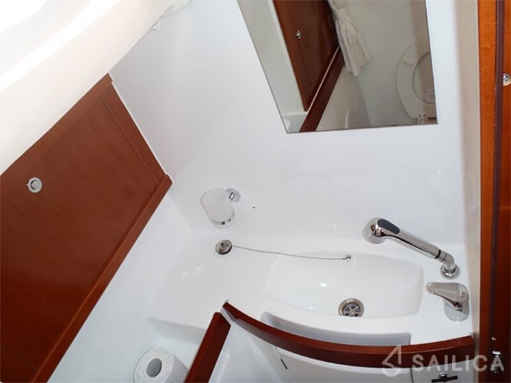 Oceanis 43 - Yacht Charter Sailica